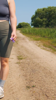 118. Allons nous promener au grand air ? Suivez-moi et branle-moi sur mon cul en short, mes jambes et mes tétons.