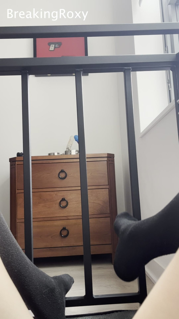 Roxy the Brat: Escrava enjaulada em meias altas do joelho esfrega pés contra...