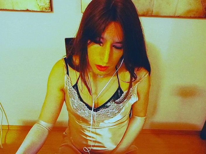 Tammy sissy slave: Гарячий кросдресер: Одягнений у блискітки, дивиться порно і торкається мене