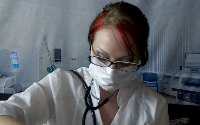 Goddess Misha Goldy: Arzt isst in medizinischer maske und handschuhen