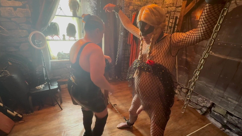 Aaexperiencesltd: भाग 1:- डोमिना सताना और उसके गुलाम ने गुलाम एंड्रयू को बुलाया।