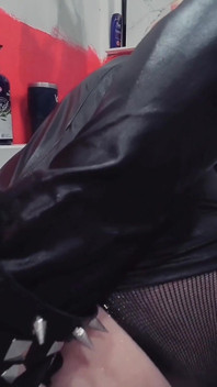 Zadek dívka Tiffany Ciskiss neposlušný goth Sissy Zadek šukání stroje dildo