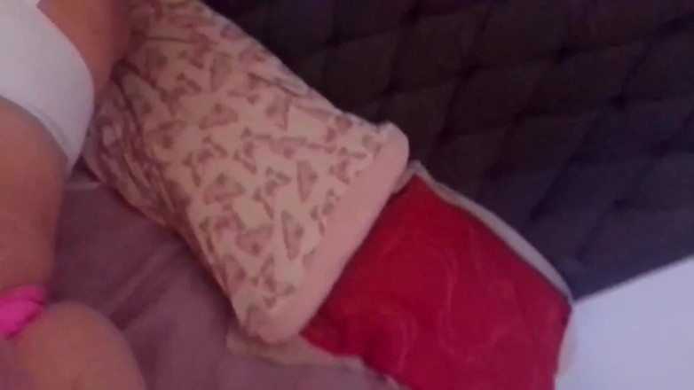 Raquel Cardoso Da Rosa: Manžel stříká do jejího zadku.