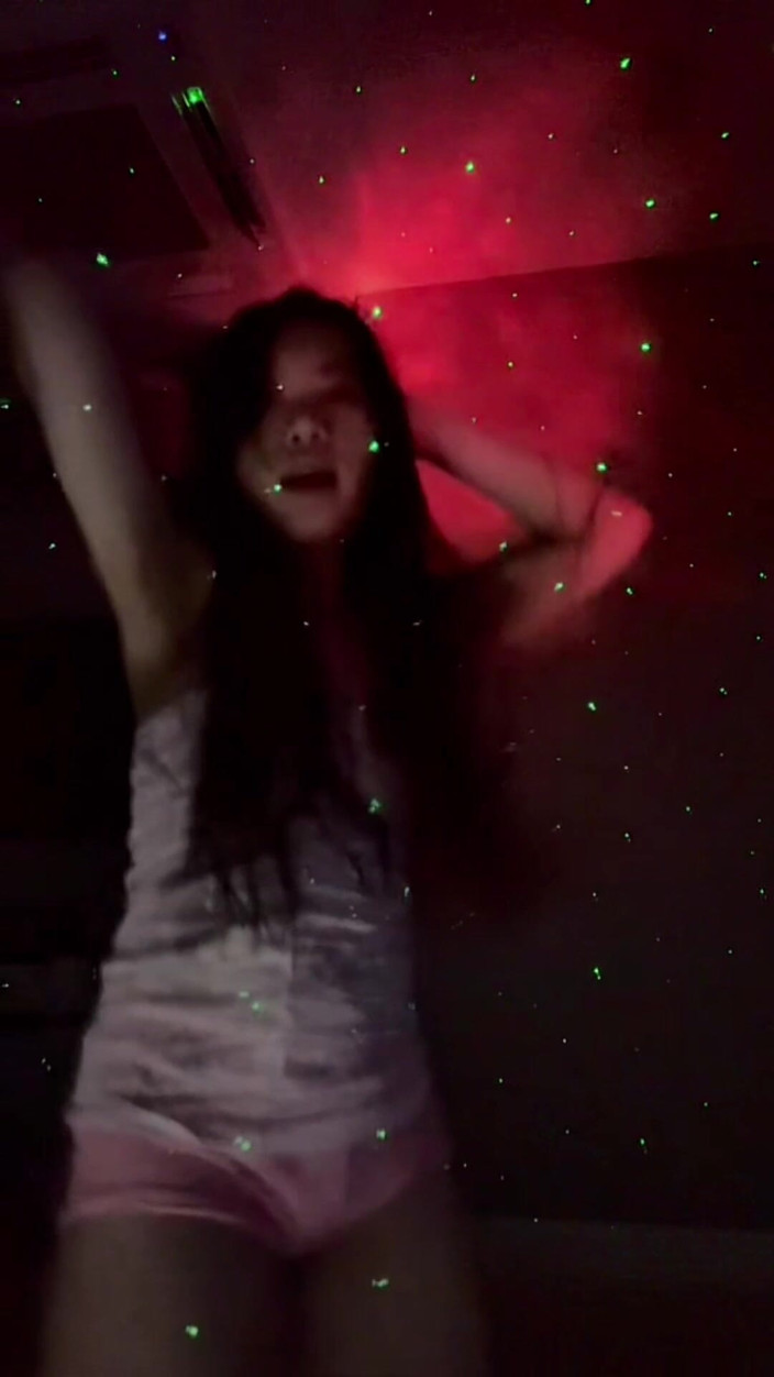 Qi Queen: Aantrekkelijke dingen verborgen achter sexy dansvideo's