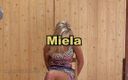 Spanking Server: Miela, ein blondes sexy schätzchen in high heels, nimmt eine...