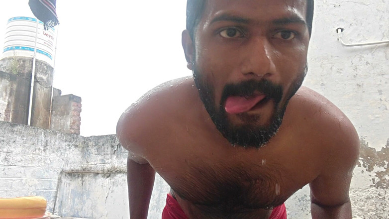 KUMBHA MANOJ KUMAR: Xhard - badkamerreiniging in het dorp