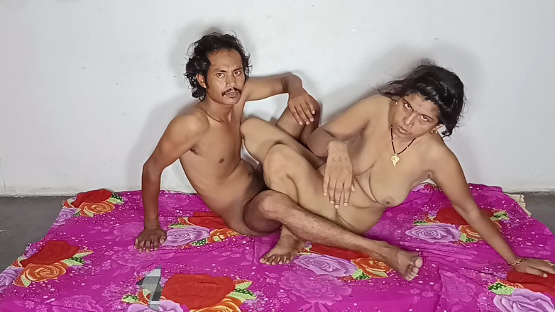 Desi Bhabhi Neha: Istri seksi India nyepong kontol dan memeknya dicrot sperma hangat