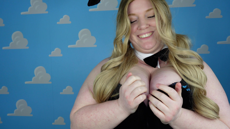 Julie Bliss: Giantess Bunny Bliss - 胸部玩耍