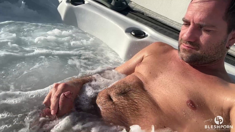 bleshporn: Pool Time show nahota