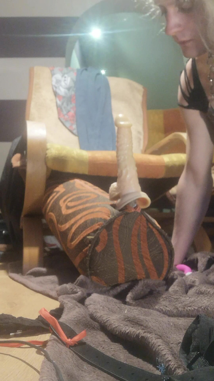 Transetka22xyz: Fena Jezdí Dildo