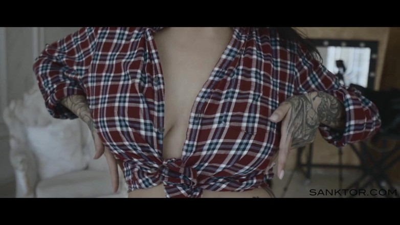 SANKTOR: Plumpy tatuerad MILF dansar striptease