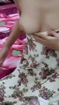 힌디어로 팬티를 입고 의붓오빠를 붙잡는 인도 배다른 여동생