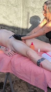 Massaggio nudo all'aperto con bionda sexy