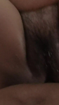 Meu dono fode minha bunda enquanto me fisting anal ao mesmo tempo