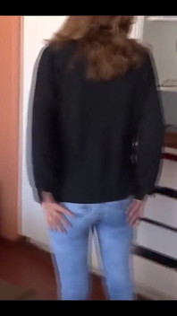 Staand raak ik mijn poesje aan terwijl ik kijk hoe ze zich voor me aftrekken