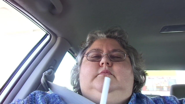 BBW nurse Vicki adventures with friends: Enfermeira Vicki SSBBW fumando no carro
