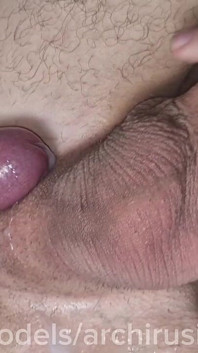 Děvka s velkým penisem byla šukána přímo na stole a byla pokrytá semenem muže s velkým penisem.