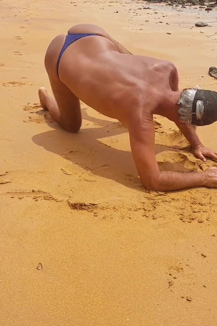 Ladysilvas: Ladysilva crossdresser bikini trên bãi biển mà bạn có rất...