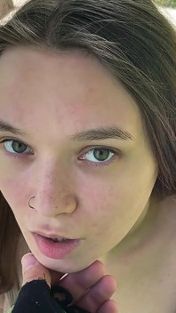 Ich traf ein schönes mädchen auf einer Dating-Site. Sie gab mir einen blowjob bei unserem ersten date im park