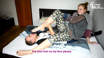Czech Soles - foot fetish content: उसके चेहरे पर बड़े नंगे पैर से उत्साहित