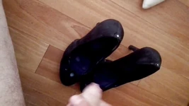 Girlfrend mit high heels. Komm auf schwarzen schuh