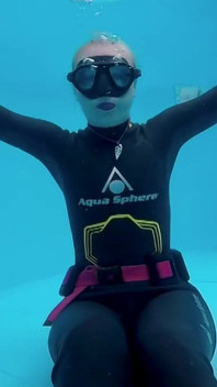 Wetsuit joi bawah air di kolam renang pribadiku