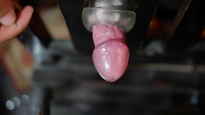 Milky Tata: Cewek sange ini lagi asik muasin memeknya pakai mainan seks...