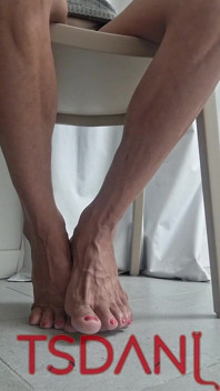 A casa, mostrando i miei piedi per voce, penso a quando sarà meraviglioso succhiarli tutti di notte