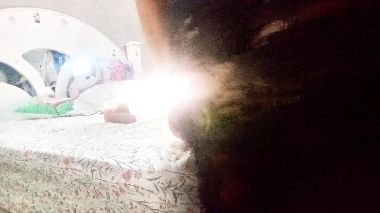 Gloryhot69: O mamă sexy matură îi trimite accidental un videoclip fiului ei...