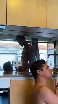Memberikannya kepada lelaki kurus dengan batang besar di dapur dalam hanya seluar dalam