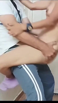 Le doy mi jugoso coño a un extraño, él me folla genial. Una polla tan gruesa me dejó con ganas de más
