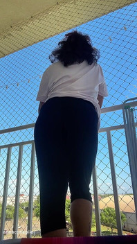 Sesi kentut latina gemuk di balik pantat bahenolnya dientot habis-habisan di luar ruangan