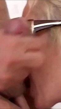 Twee mannen en een krostige milf willen gedomineerd worden