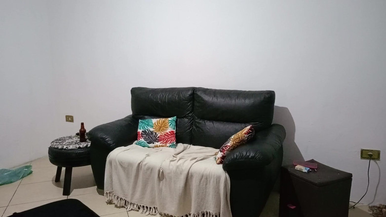 Gabi SweetCouplesStories: 집에 와서 소파에서 의붓딸을 발견하고 섹스할 때까지 유혹하는 계부