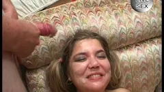 Mladá naivní brunetka dostane dva ptáky k sání a šukání