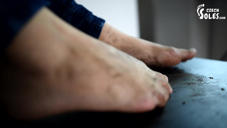 Czech Soles - foot fetish content: เท้าของ Sofie สกปรกมากเพราะเดินเท้าเปล่า