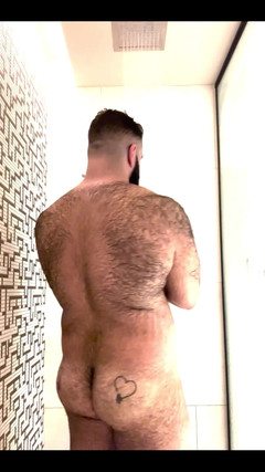 Chonkaye: A Furry Boy Lathering up