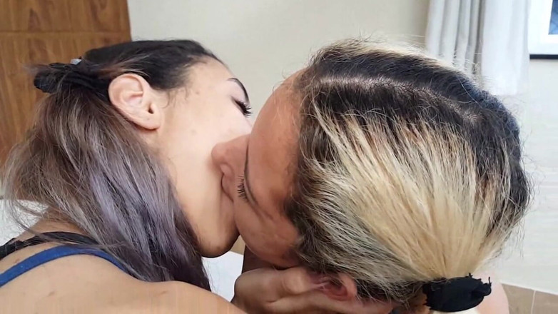 FetishKing: Gorące lesbijskie pocałunki z seksownymi latynoskimi loszkami