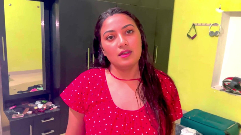 Hotty_ragini: Omg! मैं अपनी सौतेली मम्मी के साथ अकेली हूं और मैंने अपने तंग लंड को चोदने के लिए मदद मांगी