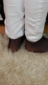 Witte sportschoenen - witte spijkerbroek - zwart versterkte teenpanty