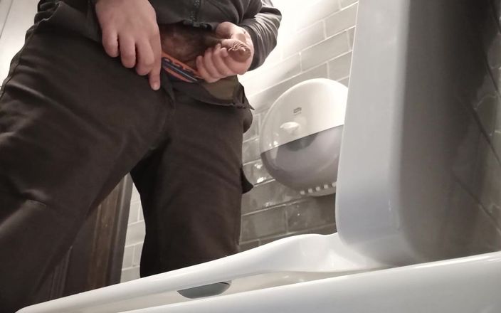 Kinky guy: Caméra des toilettes. Pisse dans des toilettes publiques