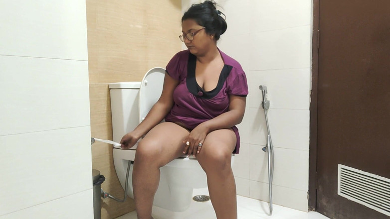 Hindi-Sex: Schau zu, wie dieses kurvige indische mädchen auf der toilette...