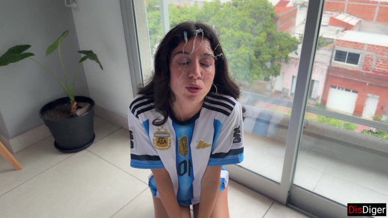 Dis Diger: la joueuse de football Katty West attrape un fan près...