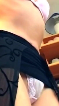 Si blonde matang prolaps rosebud semasa menjolok lubang basah
