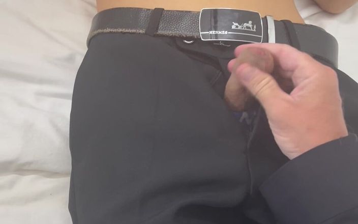 Quan Vietnam 18: 老老师年轻学生。老师勾引只有18个害羞的学生处女并挤他的小鸡巴。