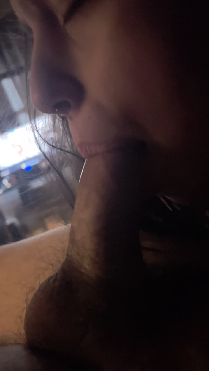 Candyxxxcrusher: La sorellastra troia ama succhiare il mio cazzo !!