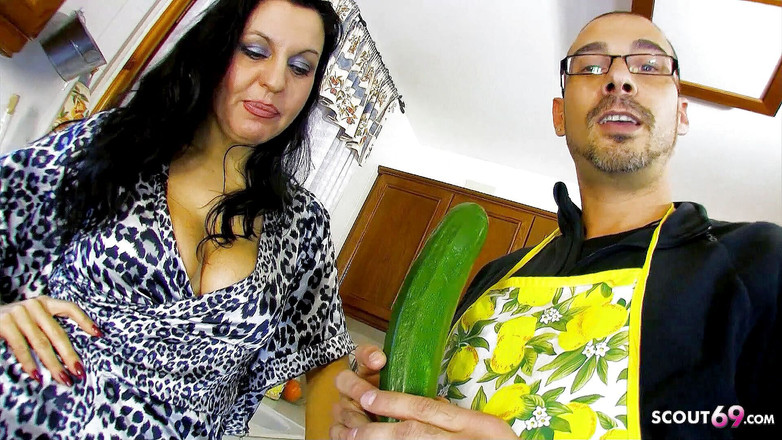 Full porn collection: Пасинок фістингує зрілу Соню Рокс на кухні і мастурбує пизду