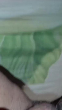 J’ai surpris ma belle-mère en train de baiser sa copine avec un gode ceinture et j’ai commencé à me masturber en secret