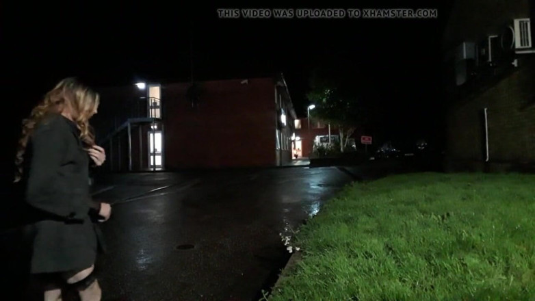 The Midnight Minx: krosadresar petrol steshan ke baahar viry nikaal raha hai
