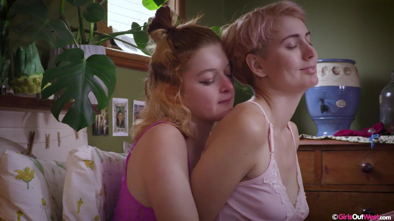 Girls Out West: Волохаті лесбіянки Джессі і Рей грають з анальними пробками і облизують кущі одна одної
